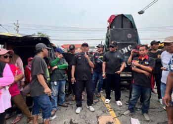 Ratusan massa warga dusun semambung kec.Driyorejo dan PASSER WONG BODHO Geruduk PT.Dayasa Aria Prima yang ingkar Janji