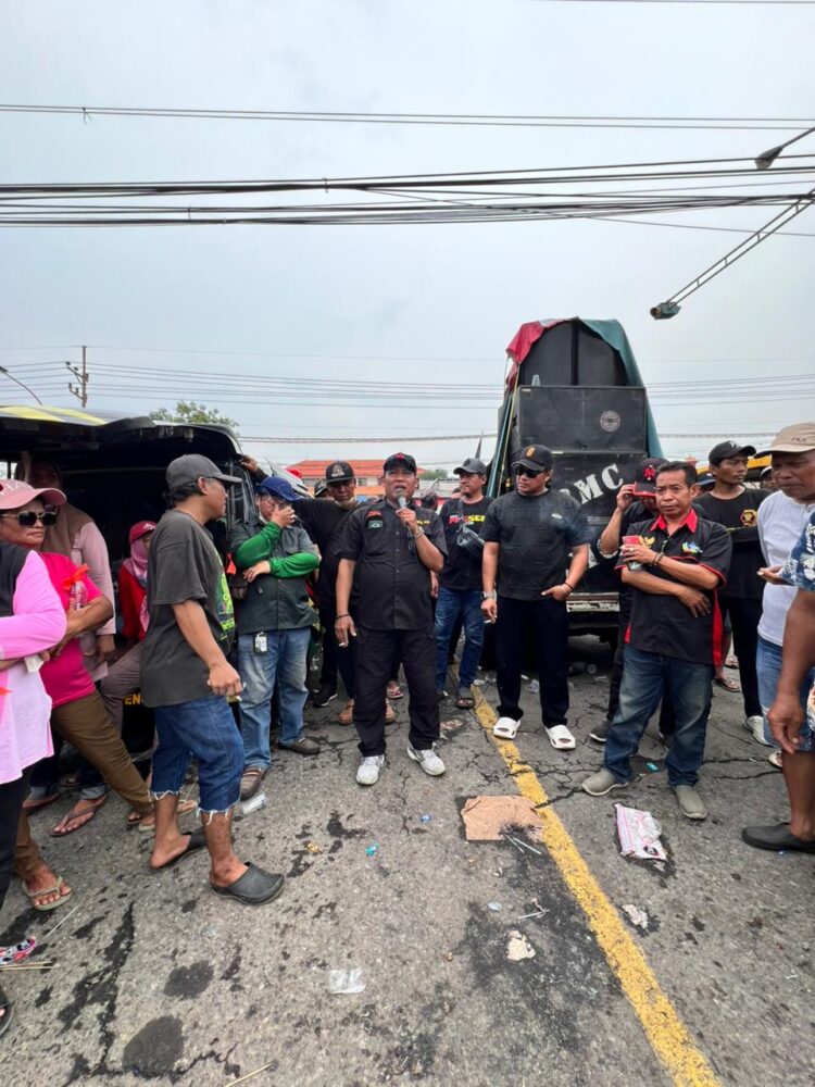 Ratusan massa warga dusun semambung kec.Driyorejo dan PASSER WONG BODHO Geruduk PT.Dayasa Aria Prima yang ingkar Janji