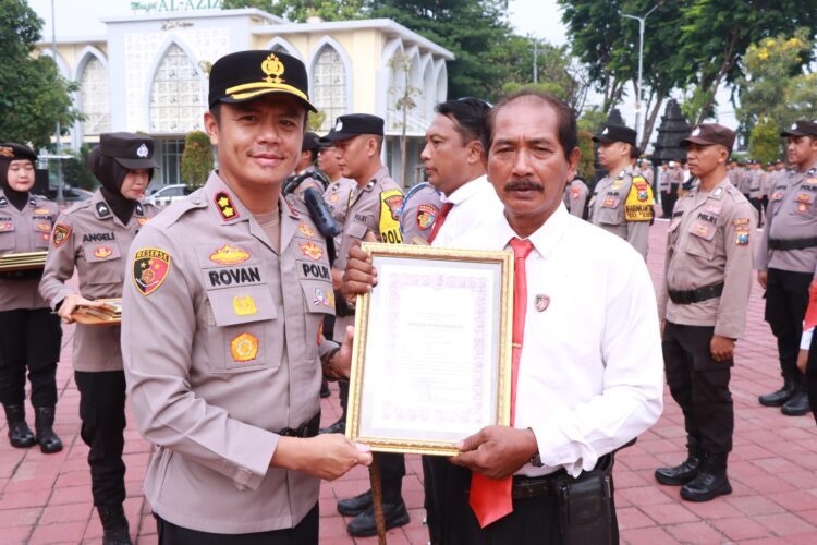 Wujud Apresiasi, Kapolres Gresik Beri Penghargaan kepada 25 Personel dan Warga yang Berdedikasi